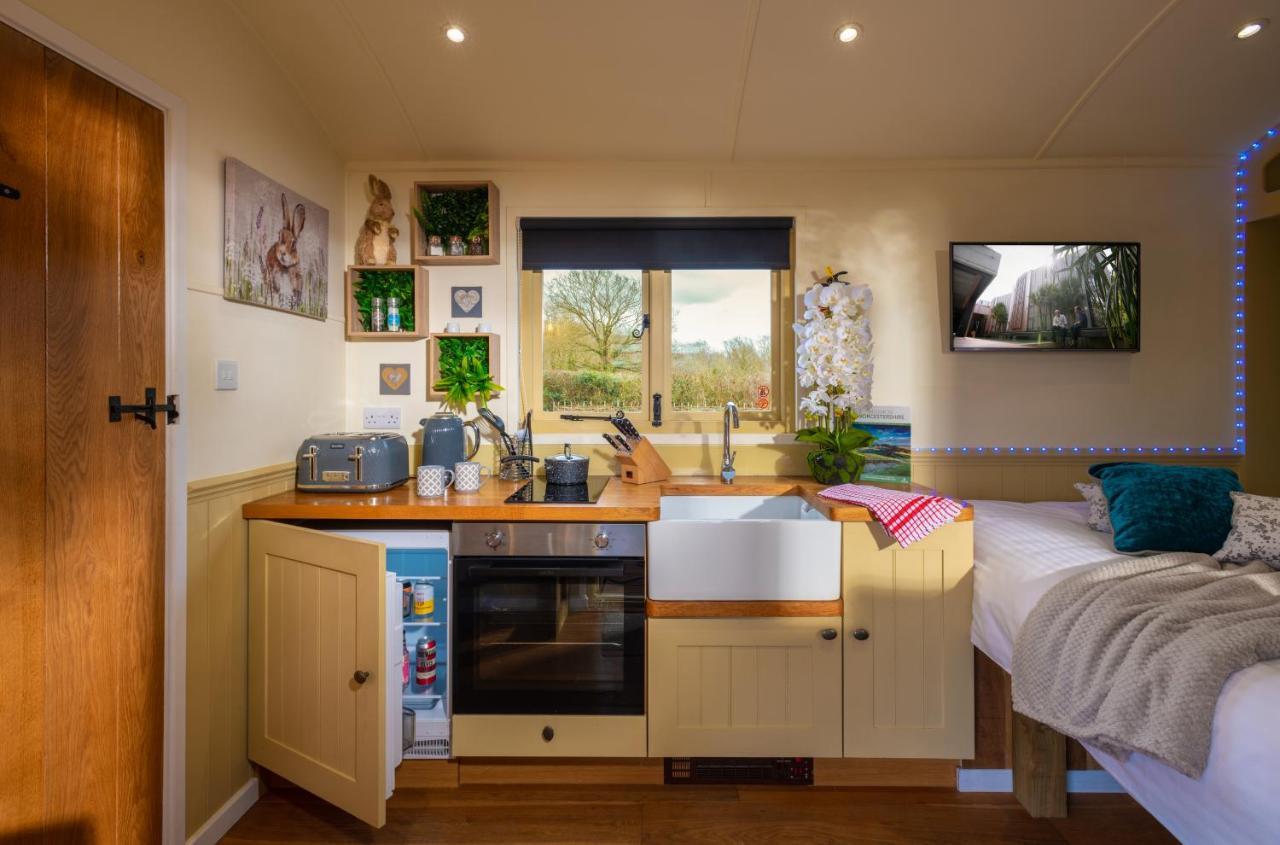 Hillside View Shepherds Hut - Ockeridge Rural Retreats Little Witley Zewnętrze zdjęcie