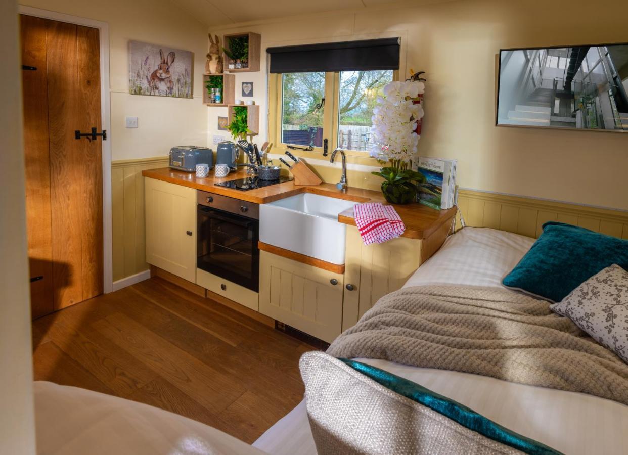 Hillside View Shepherds Hut - Ockeridge Rural Retreats Little Witley Zewnętrze zdjęcie