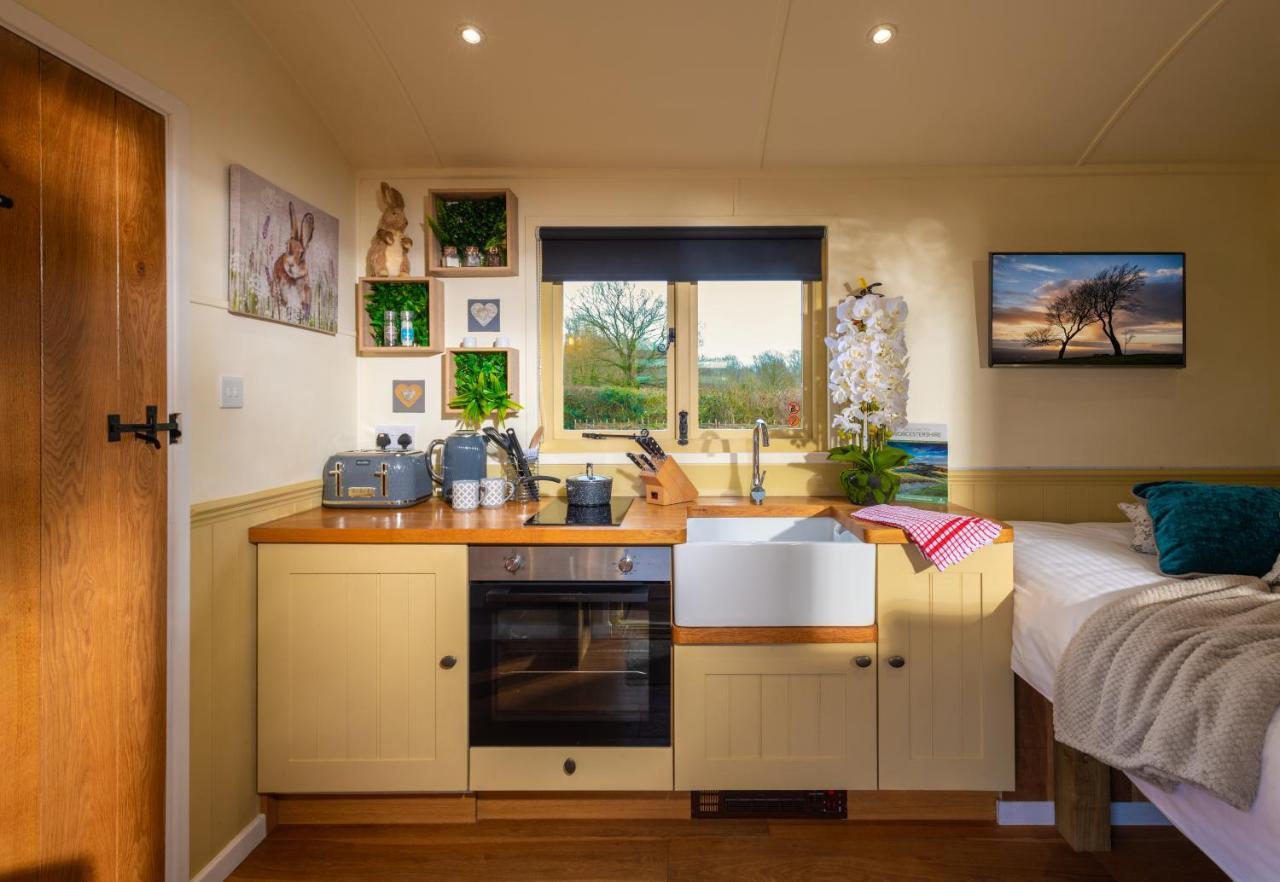 Hillside View Shepherds Hut - Ockeridge Rural Retreats Little Witley Zewnętrze zdjęcie